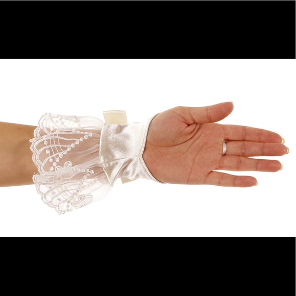Fingerless Ruffle ivory gloves - Picture 2 of 3